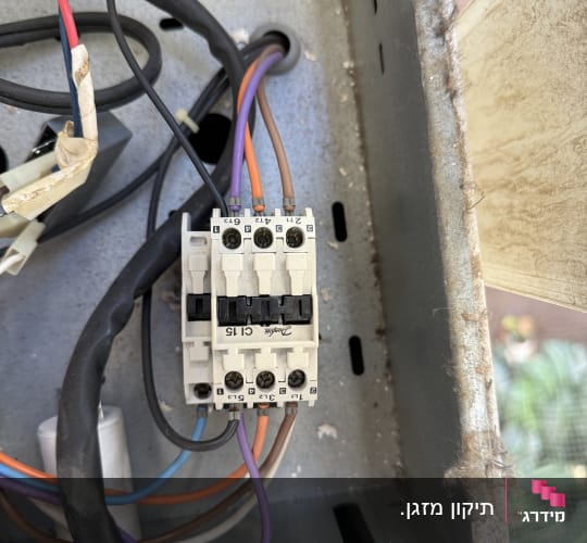 חוטי חשמל ומפסק בתוך ארון חשמל